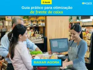 A imagem é uma captura de tela de um e-book intitulado "Guia prático para otimização de frente de caixa". A captura mostra uma cena de uma loja de varejo, onde uma funcionária está atendendo um cliente. O cliente está segurando uma cesta de compras e parece estar prestes a finalizar a compra. A funcionária está interagindo com o cliente, provavelmente realizando o check-out.No contexto do material "otimização para frente de caixa", a imagem pode ser usada para ilustrar a importância de uma experiência de compra eficiente e agradável para os clientes.